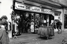 403062 Gezicht op de winkelpui van kledingzaak Van De Bank Gekocht (Oudegracht 129) te Utrecht.